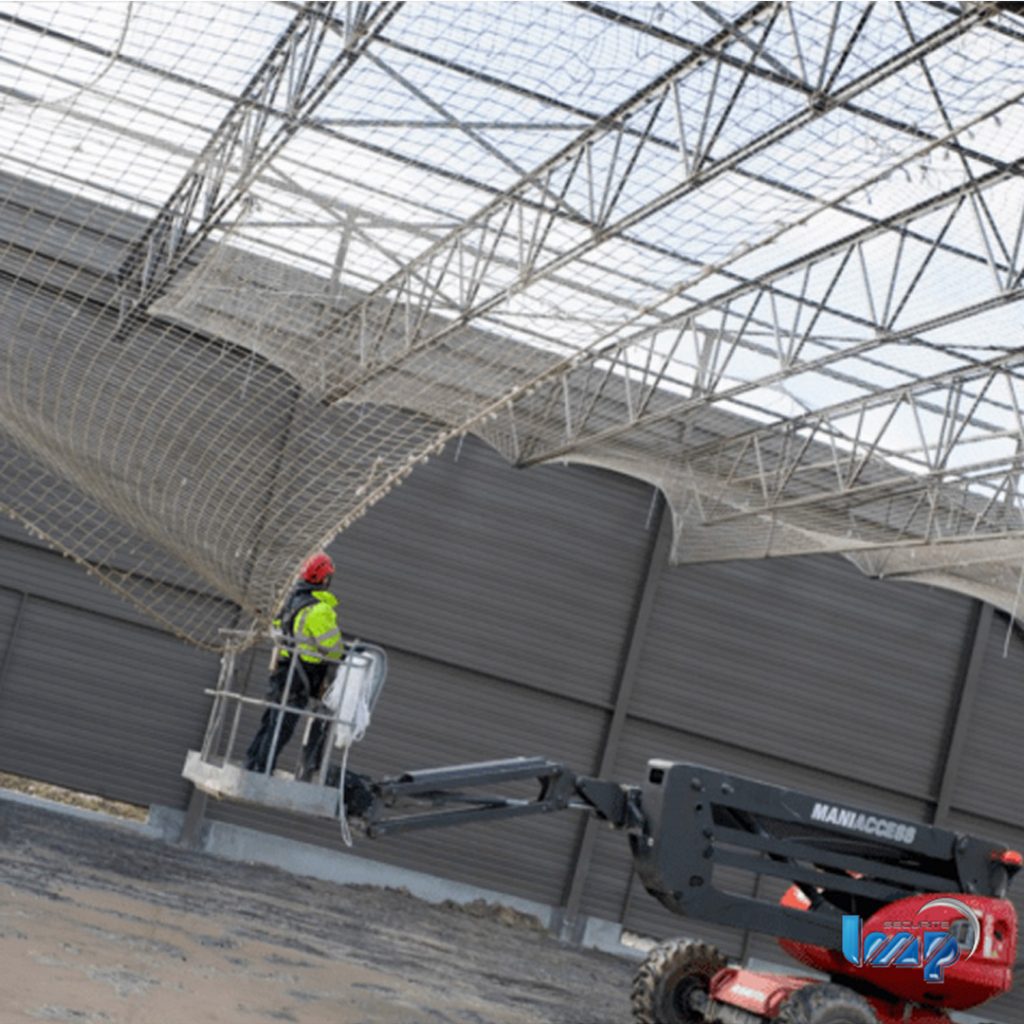 Pose de filets de sécurité sur bâtiment frigorifique en construction à Jurignac en Charente (16)